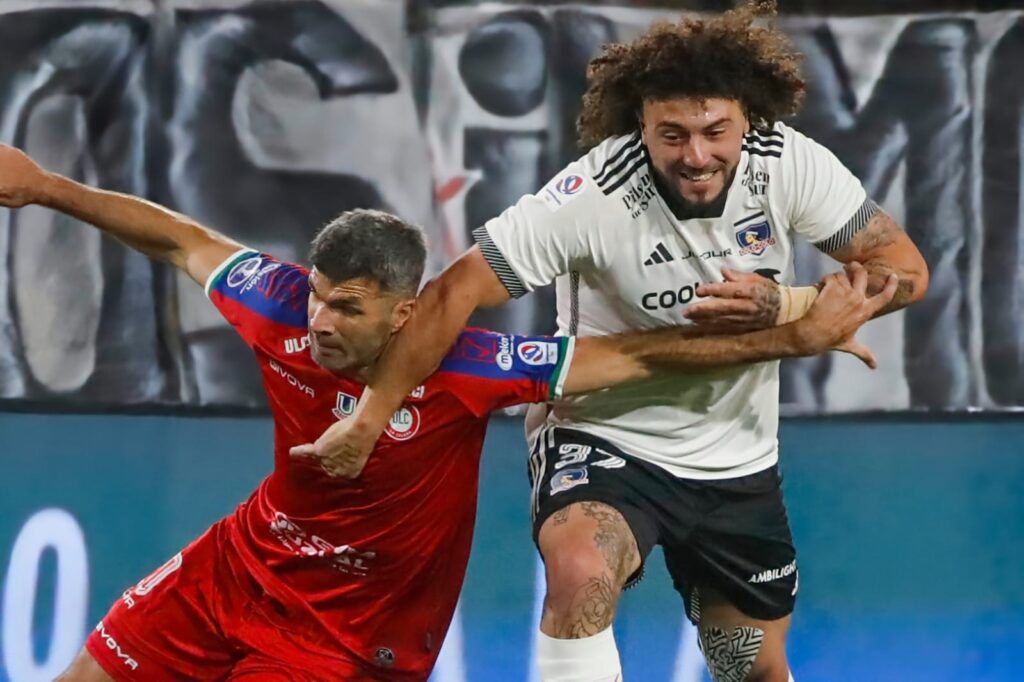 Emmanuel Gigliotti y Maximiliano Falcón durante el partido de Colo-Colo vs Unión la Calera.