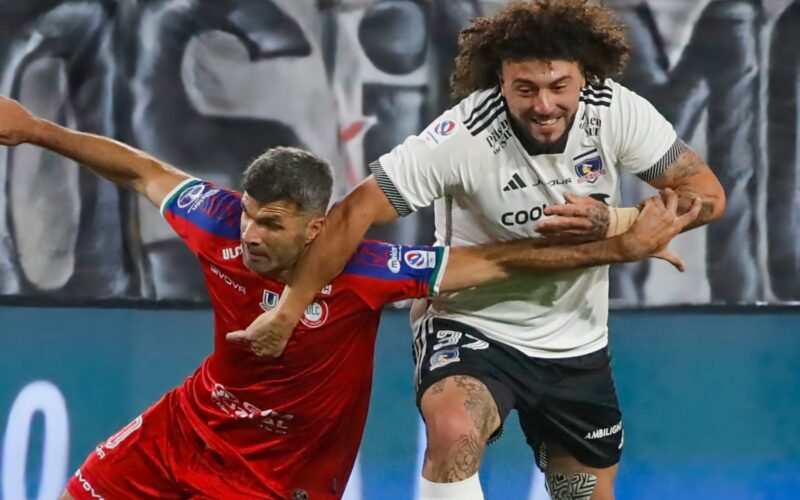 Emmanuel Gigliotti y Maximiliano Falcón durante el partido de Colo-Colo vs Unión la Calera.