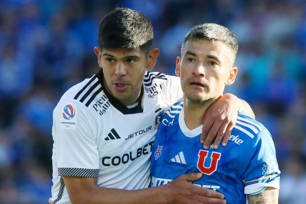 Esteban Pavez y Charles Aránguiz abrazados tras un partido entre Colo-Colo y Universidad de Chile.