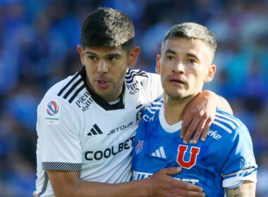 Esteban Pavez y Charles Aránguiz abrazados tras un partido entre Colo-Colo y Universidad de Chile.