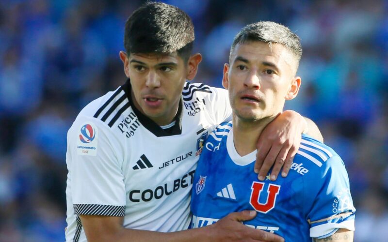 Esteban Pavez y Charles Aránguiz abrazados tras un partido entre Colo-Colo y Universidad de Chile.