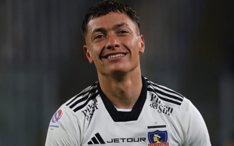 Primer plano a Cristián Zavala con la camiseta de Colo-Colo.