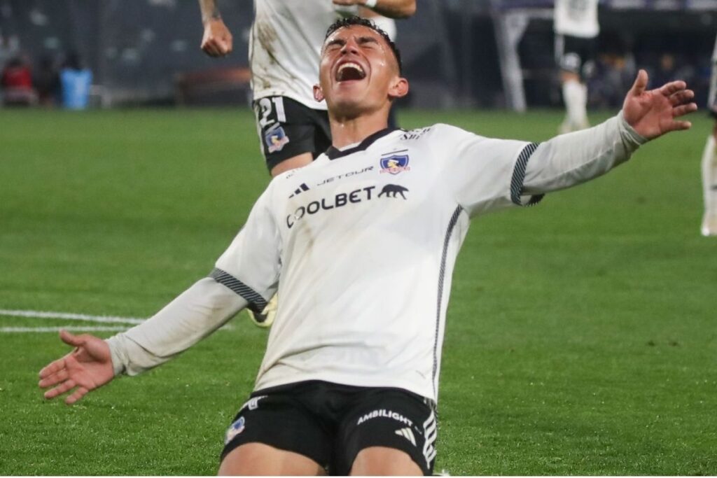 Vicente Pizarro celebra un gol con Colo-Colo.