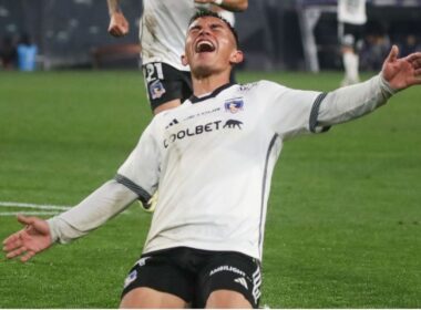 Vicente Pizarro celebra un gol con Colo-Colo.