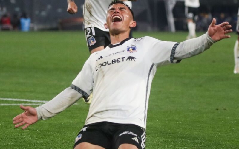 Vicente Pizarro celebra un gol con Colo-Colo.