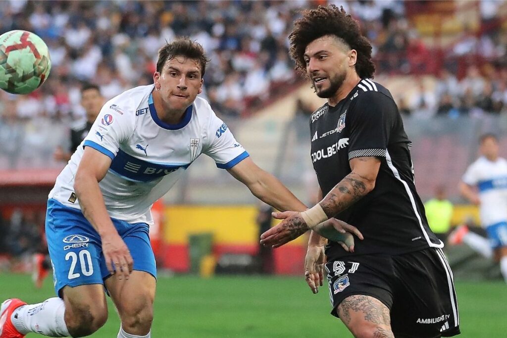 Maximiliano Falcón disputando un balón frente a Universidad Católica.