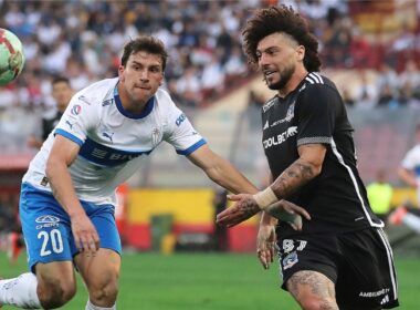 Maximiliano Falcón disputando un balón frente a Universidad Católica.