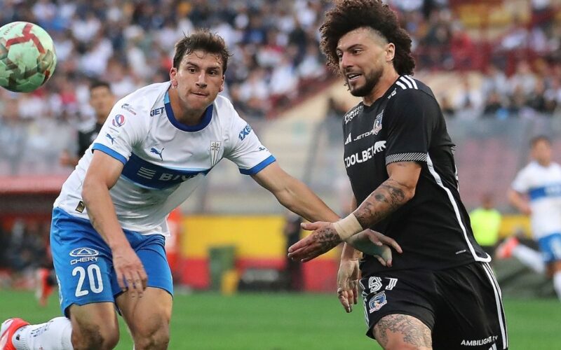 Maximiliano Falcón disputando un balón frente a Universidad Católica.