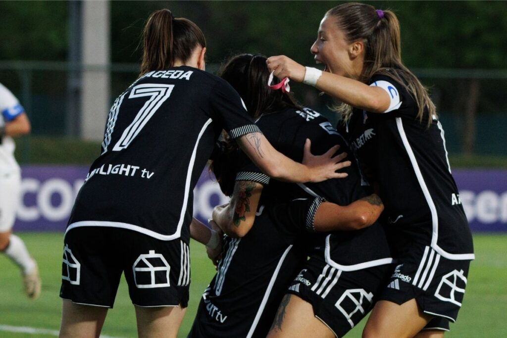 Colo-Colo celebrando el gol frente a Olimpia en Copa Libertadores.