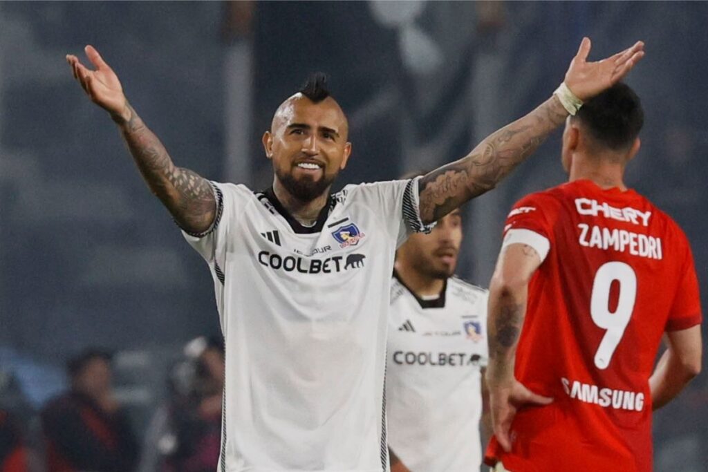 Arturo Vidal celebrando el triunfo de Colo-Colo sobre Universidad Católica.