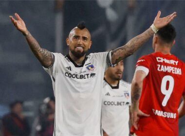 Arturo Vidal celebrando el triunfo de Colo-Colo sobre Universidad Católica.