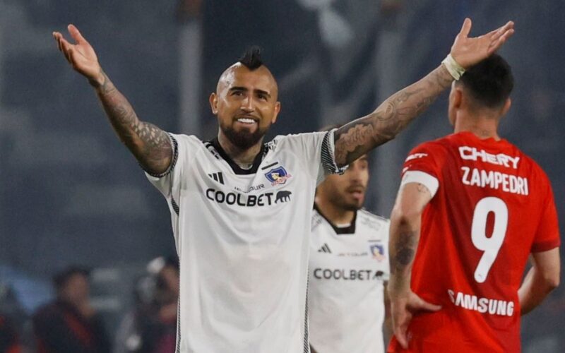 Arturo Vidal celebrando el triunfo de Colo-Colo sobre Universidad Católica.