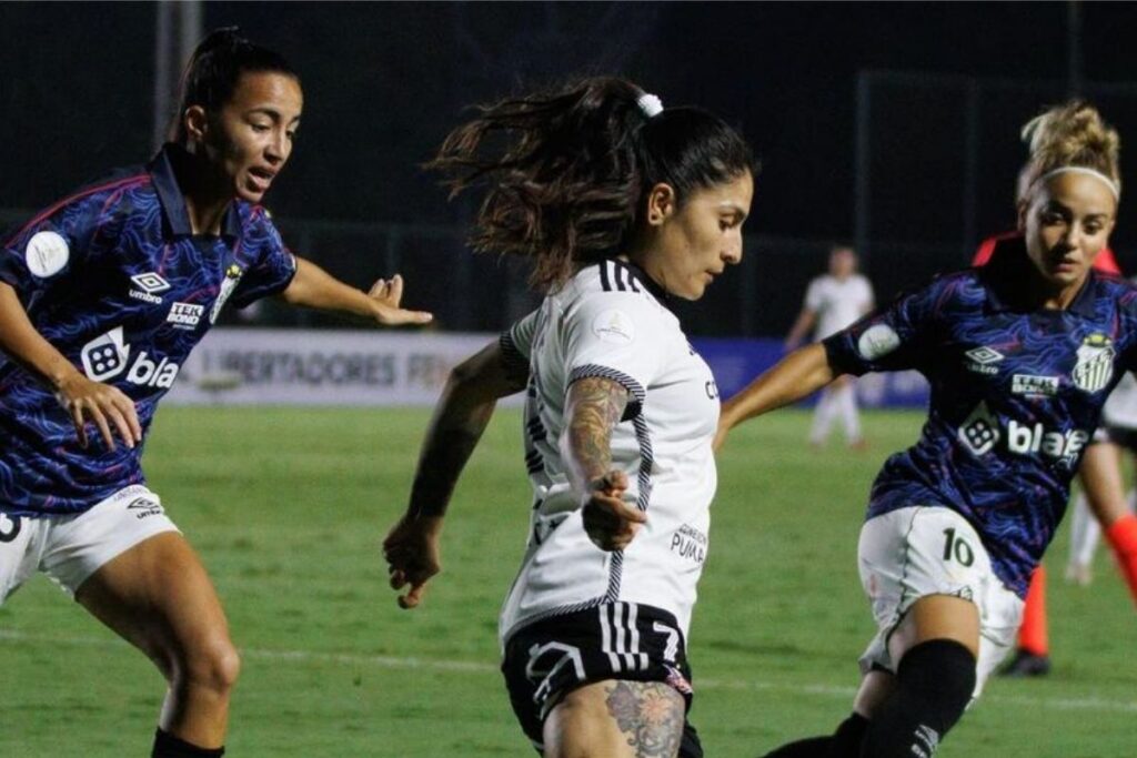 Yenny Acuña disputando un balón frente a Santos.