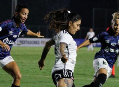 Yenny Acuña disputando un balón frente a Santos.