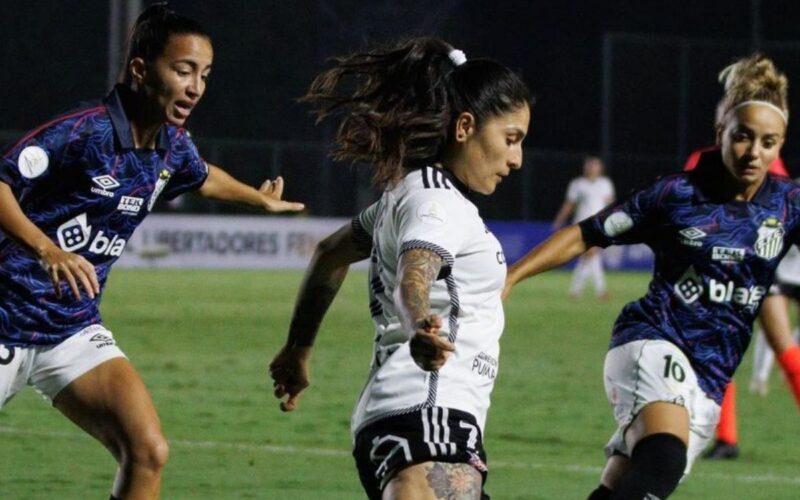 Yenny Acuña disputando un balón frente a Santos.