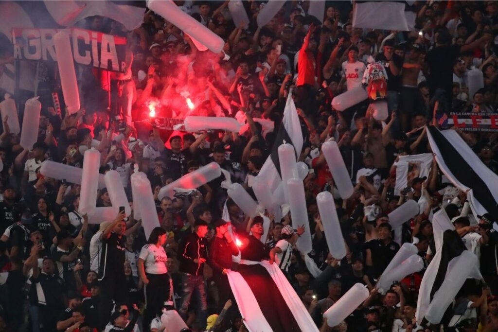 Hinchada de Colo-Colo durante el partido frente Universidad Católica.