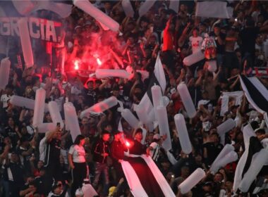 Hinchada de Colo-Colo durante el partido frente Universidad Católica.