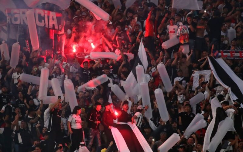 Hinchada de Colo-Colo durante el partido frente Universidad Católica.