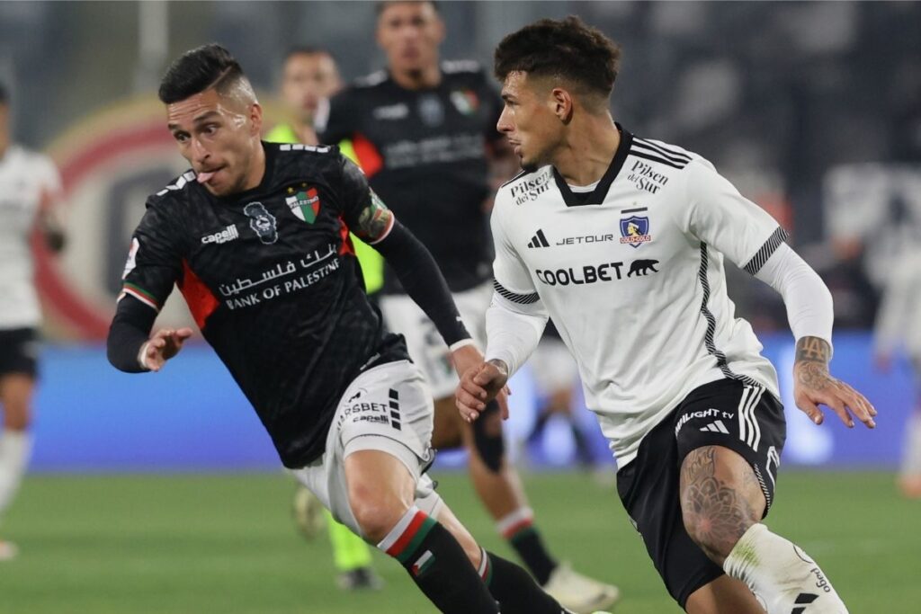 Alan Saldivia disputando un balón en el duelo frente a Palestino.