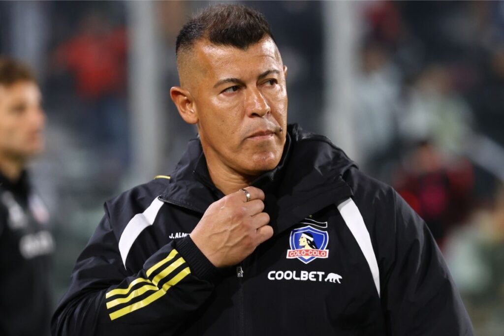 Jorge Almirón dirigiendo un partido con Colo-Colo.