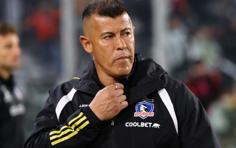 Jorge Almirón dirigiendo un partido con Colo-Colo.