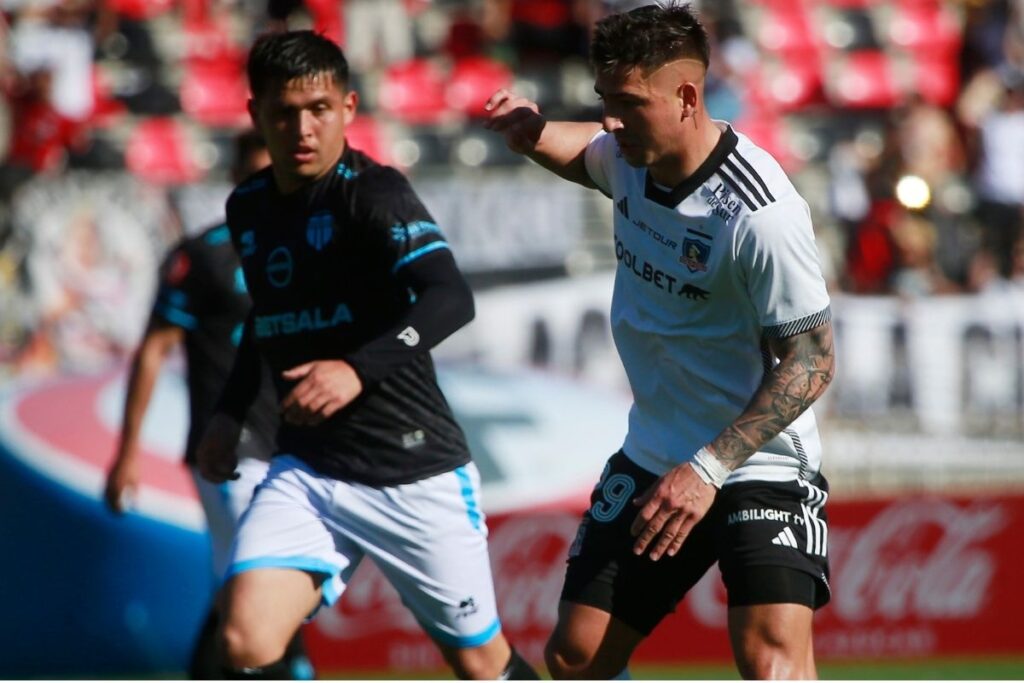 Guillermo Paiva disputando un balón frente a Magallanes en Copa Chile.