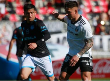 Guillermo Paiva disputando un balón frente a Magallanes en Copa Chile.