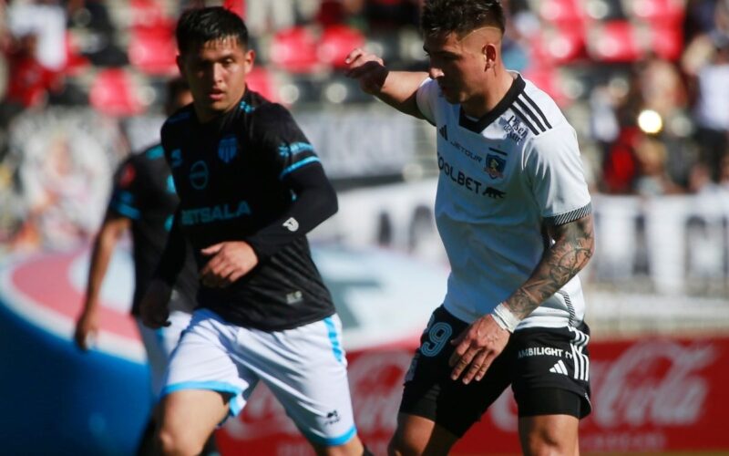 Guillermo Paiva disputando un balón frente a Magallanes en Copa Chile.