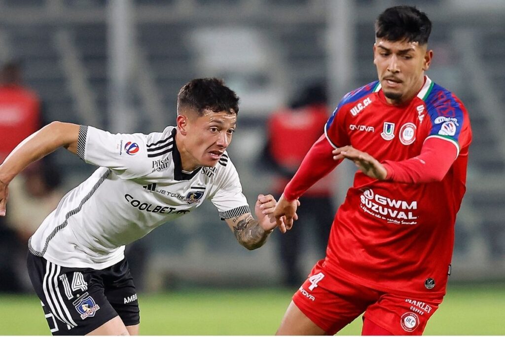 Cristián Zavala disputando un balón frente a Unión La Calera.