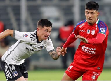 Cristián Zavala disputando un balón frente a Unión La Calera.