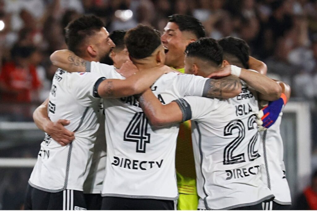 Jugadores de Colo-Colo celebrando un gol frente Universidad Católica.