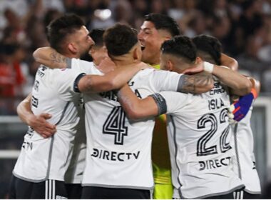 Jugadores de Colo-Colo celebrando un gol frente Universidad Católica.