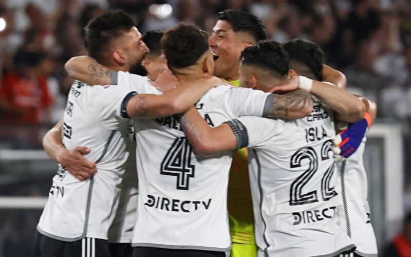 Jugadores de Colo-Colo celebrando un gol frente Universidad Católica.