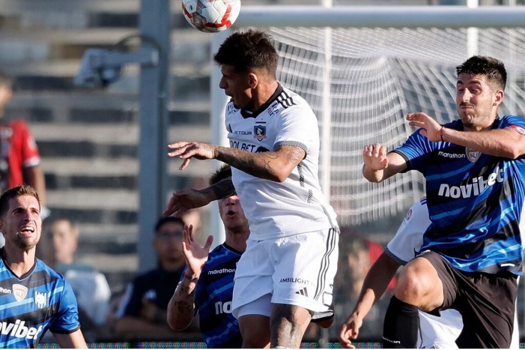 Colo-Colo enfrentando Huachipato por el Campeonato Nacional.