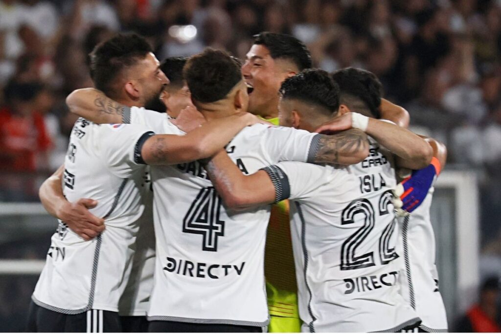 Jugadores de Colo-Colo celebrando el gol frente a Universidad Católica.