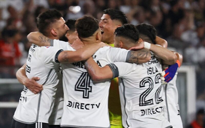 Jugadores de Colo-Colo celebrando el gol frente a Universidad Católica.