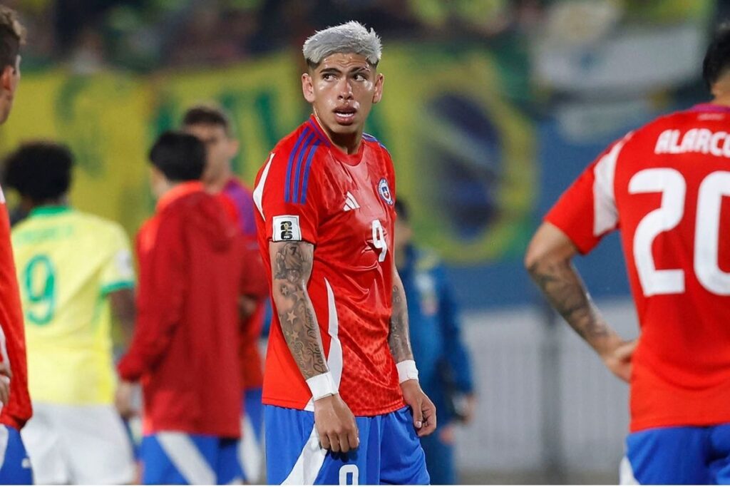 Carlos Palacios durante el partido de La Roja frente a Brasil.