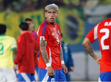 Carlos Palacios durante el partido de La Roja frente a Brasil.