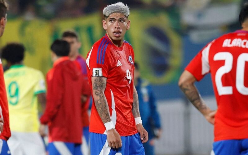 Carlos Palacios durante el partido de La Roja frente a Brasil.