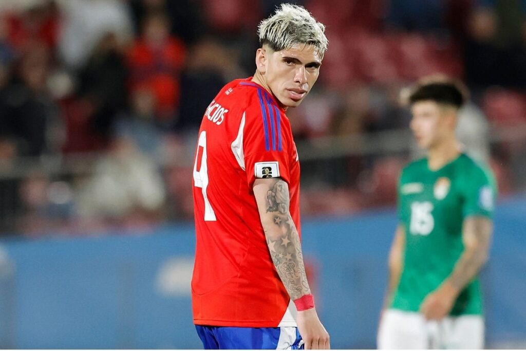 Carlos Palacios con la camiseta de la Selección Chilena.