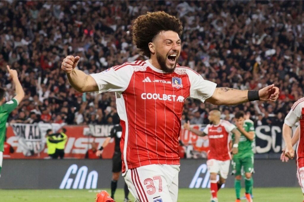 Maximiliano Falcón celebrando su gol frente a Audax Italiano.