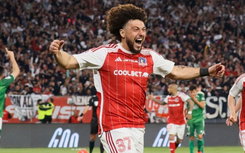 Maximiliano Falcón celebrando su gol frente a Audax Italiano.