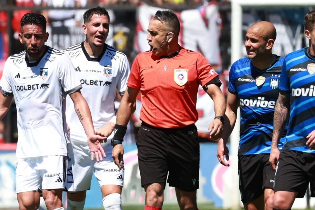 Partido entre Colo-Colo y Huachipato por el Campeonato Nacional.