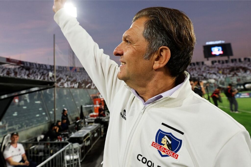 Aníbal Mosa saludando con indumentaria de Colo-Colo en el Estadio Monumental.