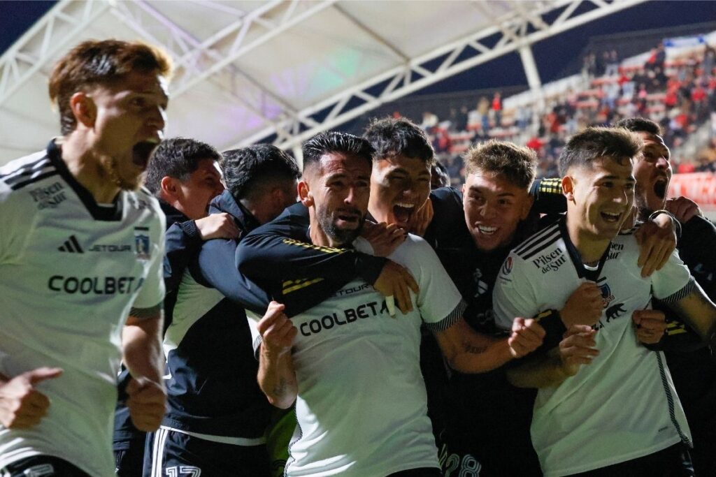 Jugadores de Colo-Colo celebrando el gol frente a Unión La Calera.