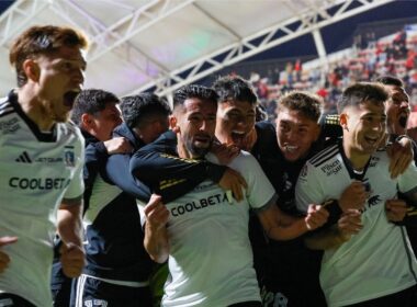 Jugadores de Colo-Colo celebrando el gol frente a Unión La Calera.