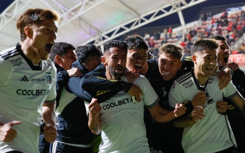 Jugadores de Colo-Colo celebrando el gol frente a Unión La Calera.