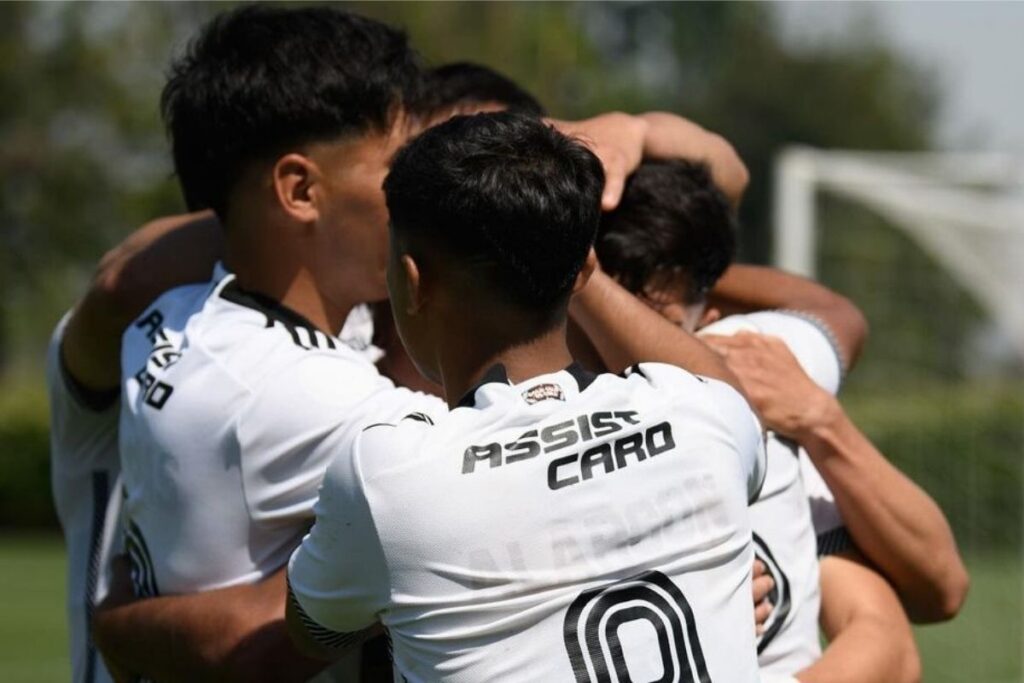 Jugadores de Colo-Colo Proyección celebran un gol frente a Cobresal.