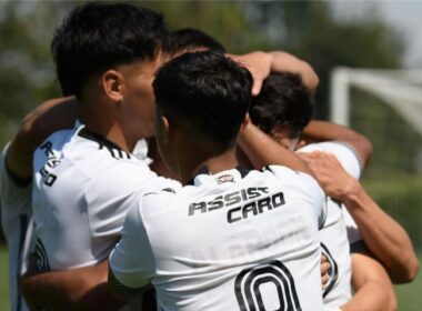 Jugadores de Colo-Colo Proyección celebran un gol frente a Cobresal.