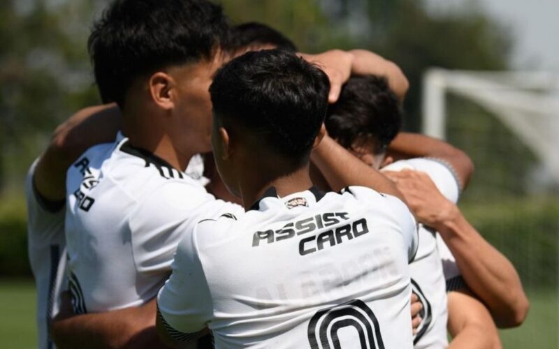 Jugadores de Colo-Colo Proyección celebran un gol frente a Cobresal.